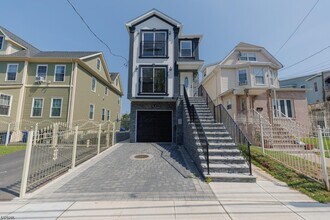 Building Photo - 515 Walnut St