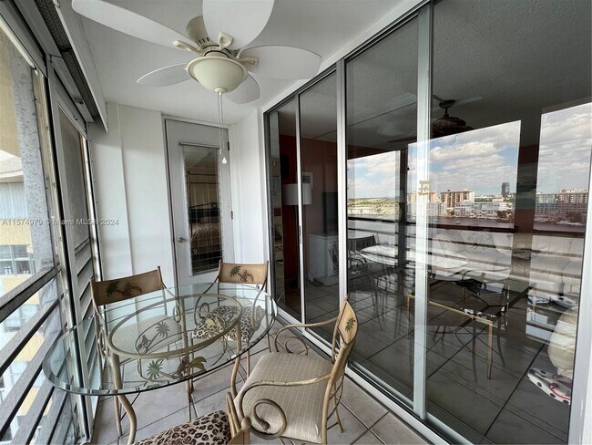 Foto del edificio - 100 Golden Isles Dr