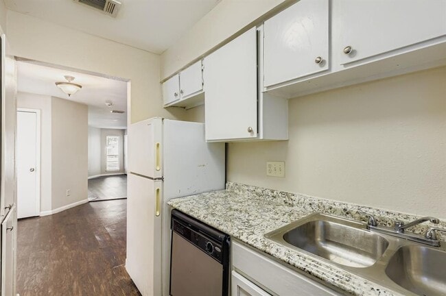 Building Photo - 2005 West Loop