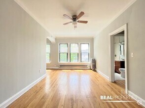 Building Photo - 4614 N Paulina St