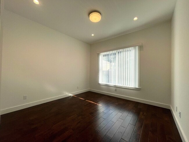 Building Photo - Nice and bright 2 beds and 2 baths with beautiful hardwood floor throughout.
