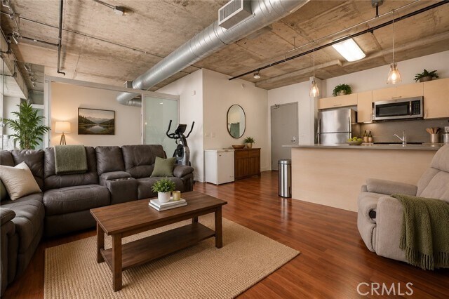 Foto del edificio - 645 W 9th St