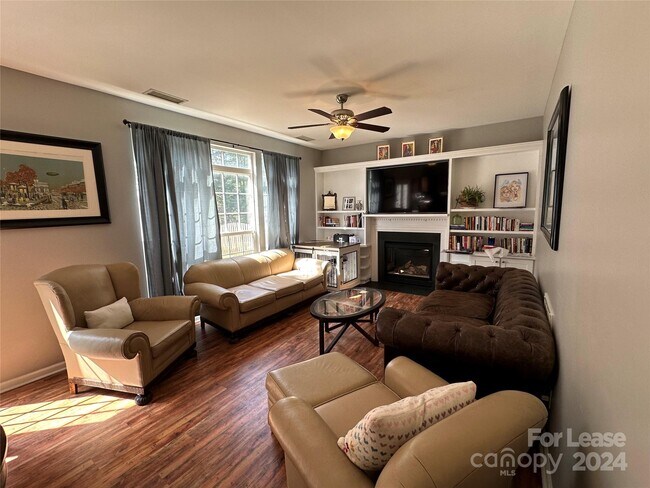 Foto del edificio - 9448 Willow Tree Ln