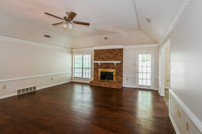 Building Photo - 2239 Easton Dr