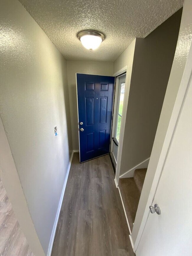 Foto del edificio - Sumner Townhome Duplex w/ 1 car carpot & N...