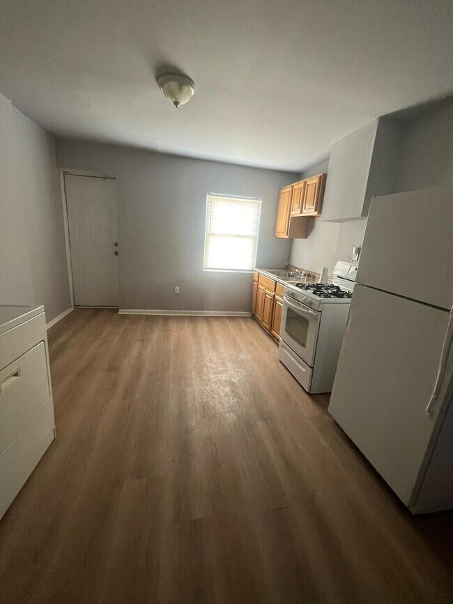Foto del edificio - Four Bedroom One Bathroom Unit Recently Re...
