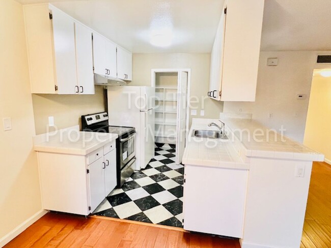 Building Photo - Very nice upper unit 2 Bd/1 Ba, 1039sf con...