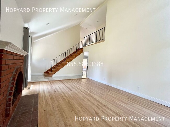 Building Photo - Gorgeous 4 Bedroom Home Located in the Pon...