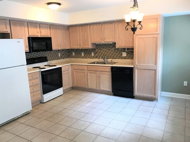 Foto del edificio - End Unit Townhome on Quiet Cul-De-Sac in Covington Crossing