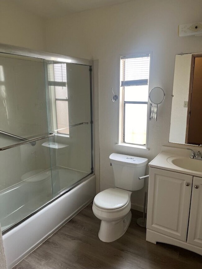 Building Photo - Two Bedroom Temescal