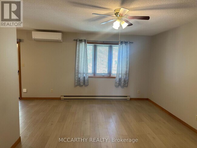Building Photo - 217 Sarah Ct