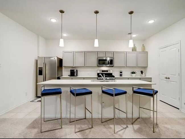 Building Photo - Spacious 4 Bedroom Single Family Home in R...