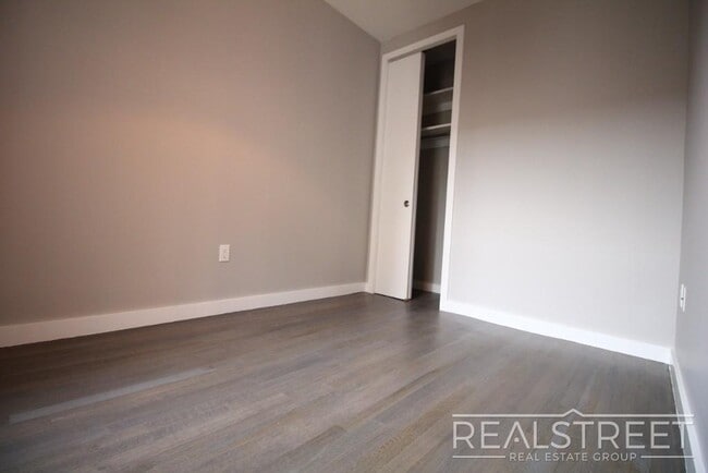 Building Photo - 2 BR in Crown Heights!