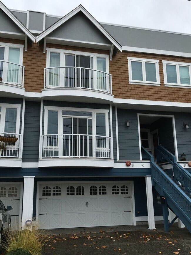 Foto del edificio - Town Home Tacoma 2bdr 2.5 bath w/ roof top deck & VIEW!!