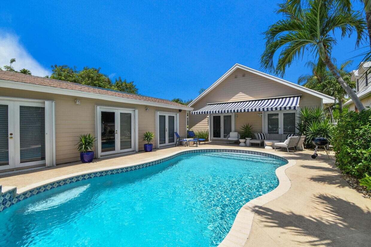 Primary Photo - 1116 N Lakeside Dr