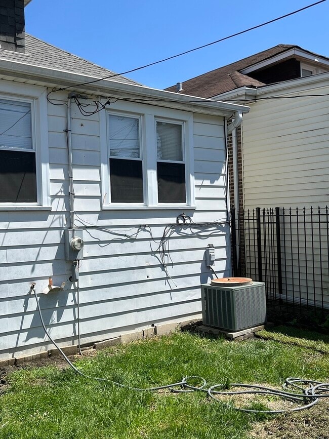Building Photo - 2918 N Lowell Ave