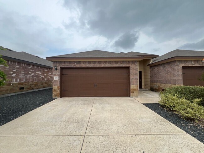 Building Photo - Luxury 3/2Duplex in Seguin, TX