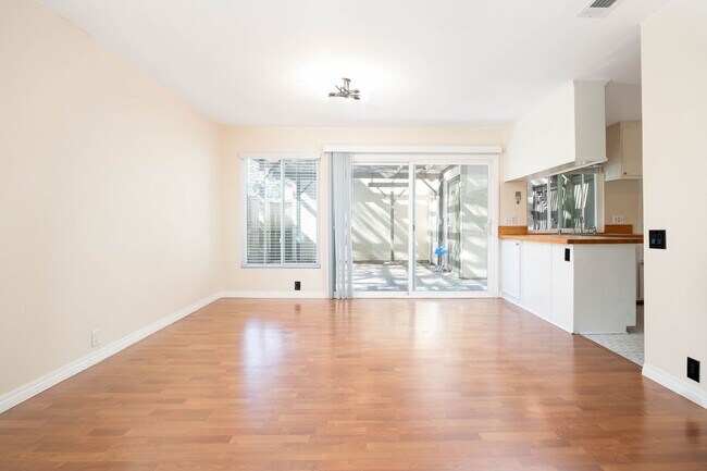 Foto del edificio - Spacious 4 Bedroom Townhouse in the Heart of Mira Mesa!
