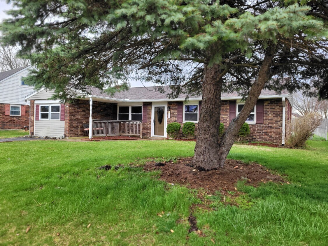 Primary Photo - 111 S Kings Chapel Dr