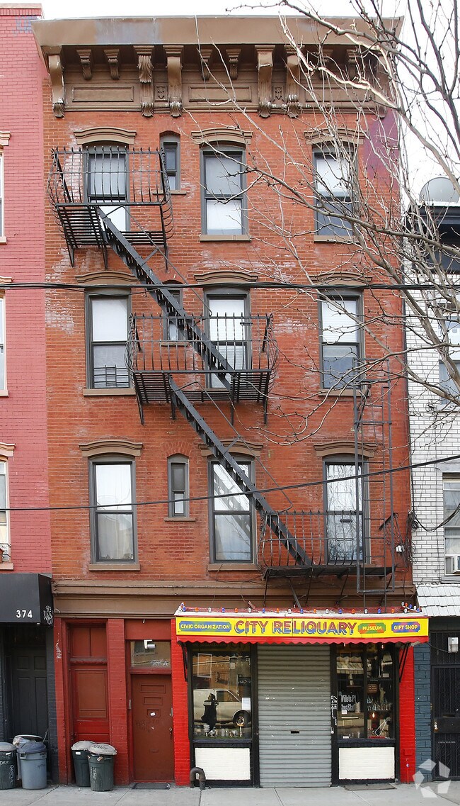 Building Photo - 370 Metropolitan Ave