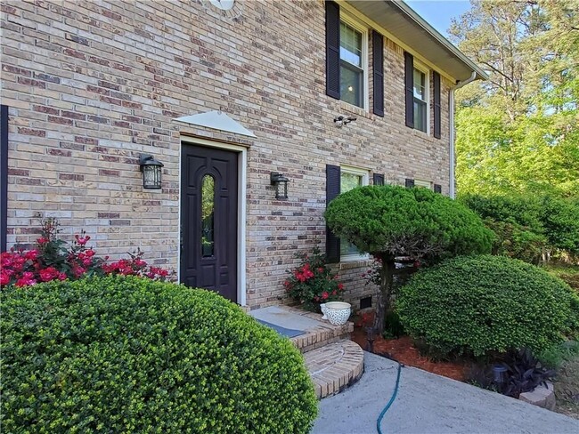 Building Photo - 2220 Sunny Hill Rd