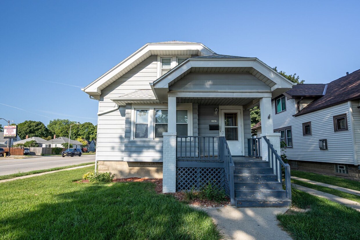 Primary Photo - Spacious 2 Bedroom Lower Duplex in West Allis