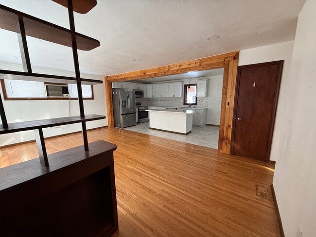 Building Photo - 1274 Saint Albans St N