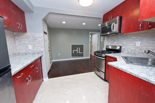 Building Photo - 2135 Steinway St