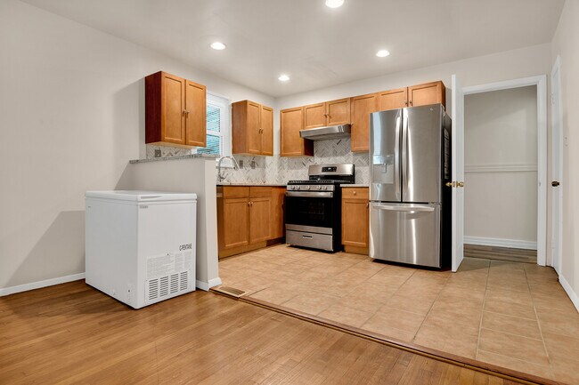 Building Photo - 5705 Rollins Ln
