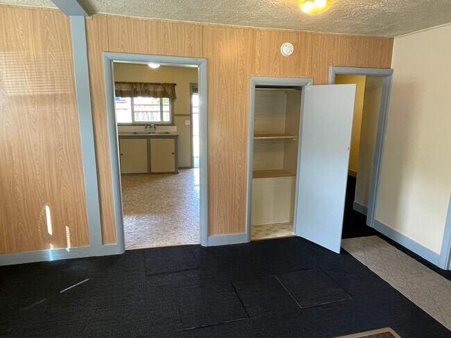 Foto del edificio - Parkrose Bungalow in Great Condition, Larg...
