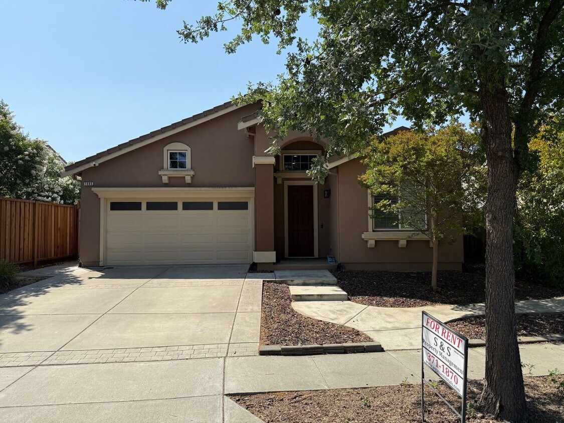 Foto principal - 1665 Highland Dr
