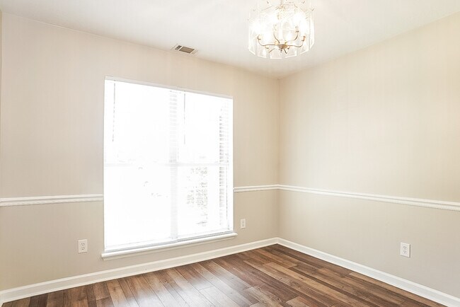 Foto del edificio - Spacious Five-Bedroom Home