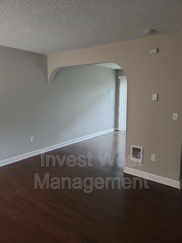 Foto del edificio - 3015 E 20th St