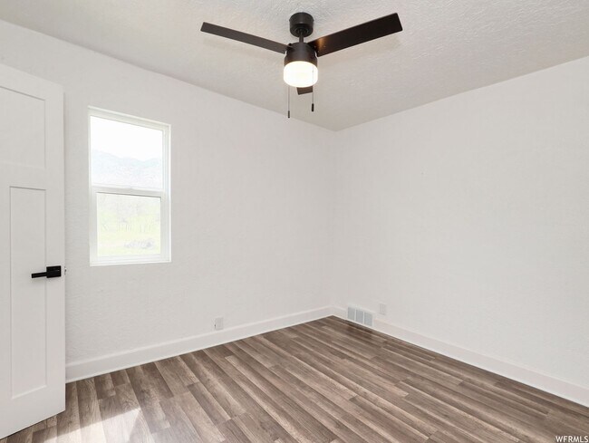 Building Photo - Price dropped ready to go! Don't miss out ...