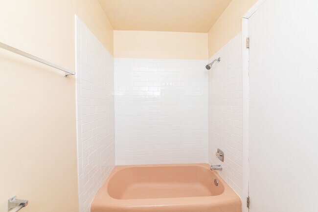 Foto del edificio - 820 N Milwaukee Ave