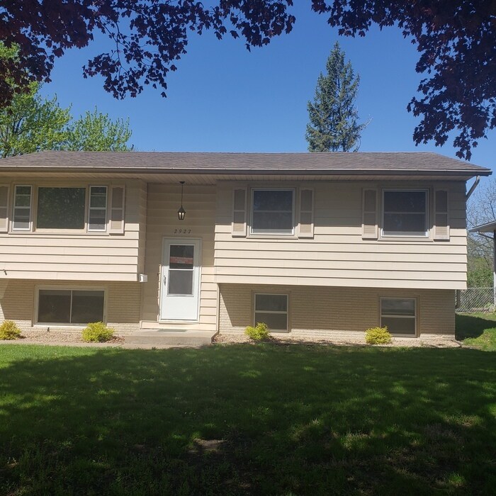 Primary Photo - Spacious 5 bedroom split-level on NE side.