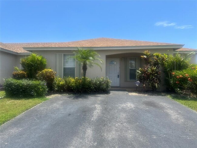 Foto del edificio - 2728 NW 200th Terrace