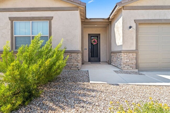 Foto del edificio - Newer Single Story 5 Bedroom 3 Bath Home i...