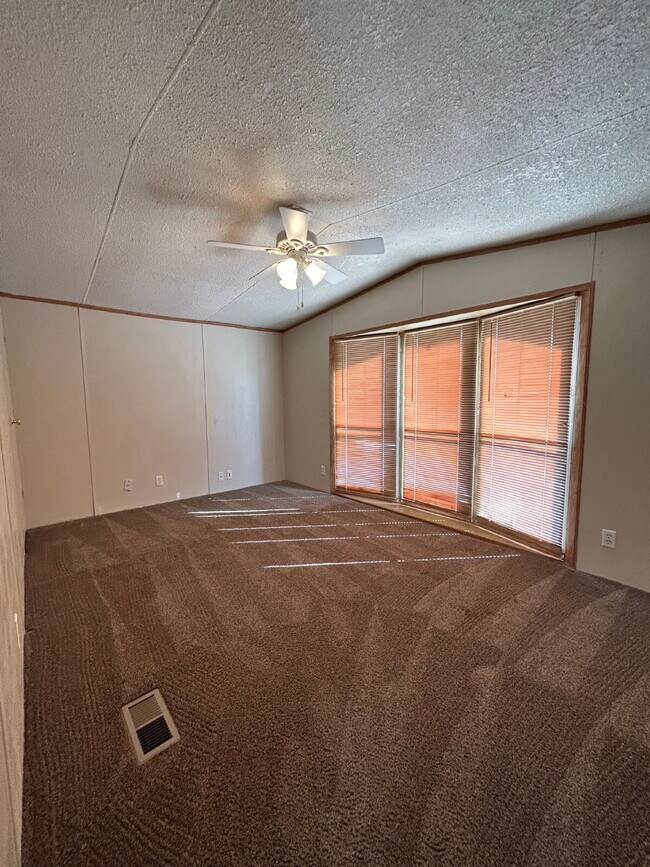 Building Photo - Commander Palace: Your Tranquil Home Awaits