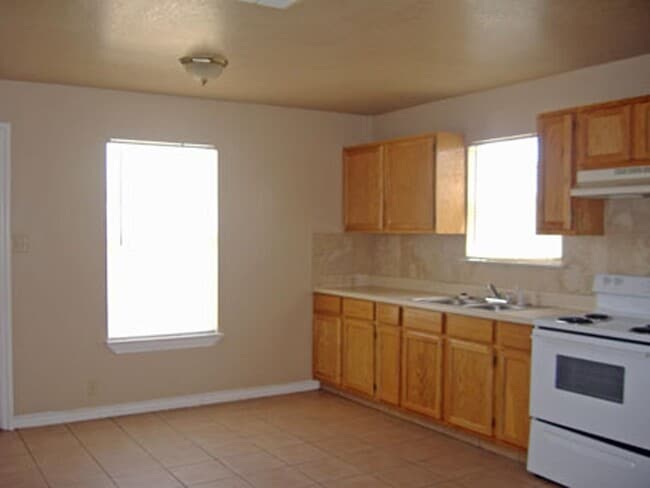 Building Photo - 817 E Gutierrez St