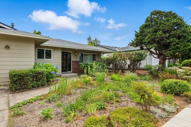 Foto del edificio - Refreshed 3 Bedroom Ranch In NE Portland