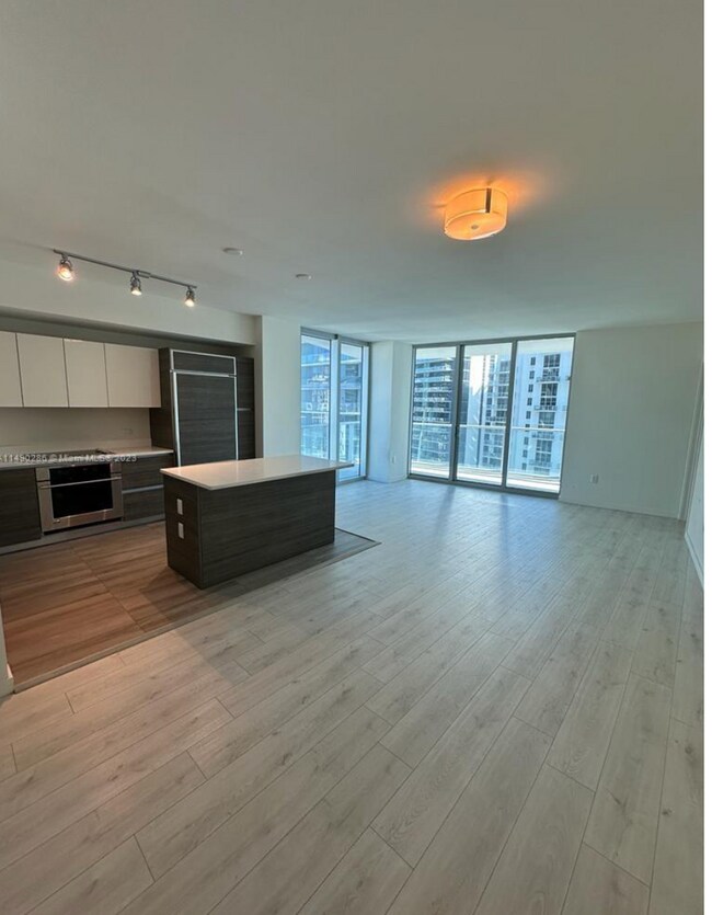 Foto del edificio - Spacious 2-bedroom, 2-bath residence at Millecento in the heart of Mary Brickell Village.