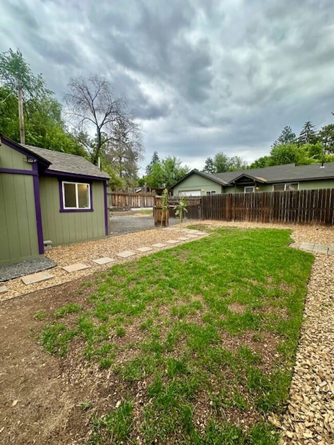 Building Photo - Great one bedroom unit in mid-town!  A mus...