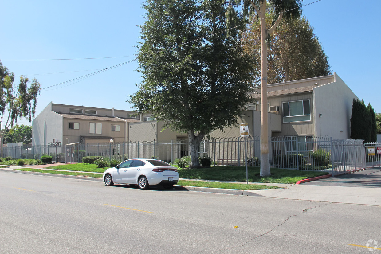 Building Photo - Foster Avenue Apartments
