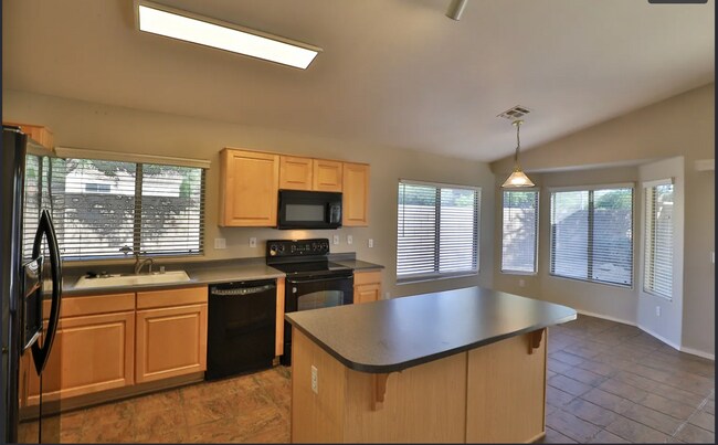 Building Photo - Spacious 4-Bedroom Home in North Phoenix