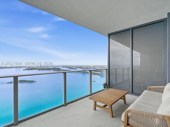 Foto del edificio - 700 NE 24th St