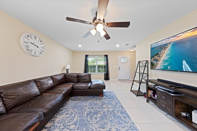 Foto del edificio - Spacious townhome in IDEAL location!!!