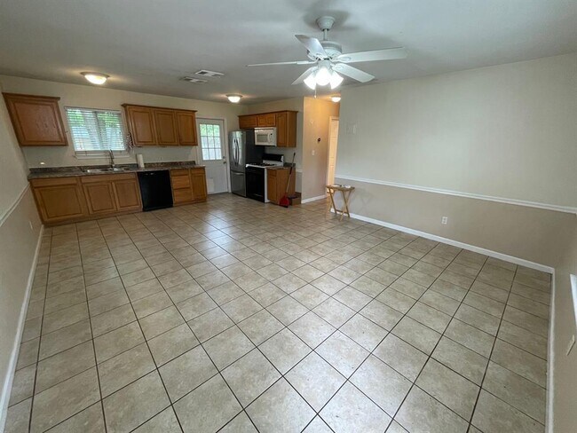 Building Photo - 4914 Suburban Dr