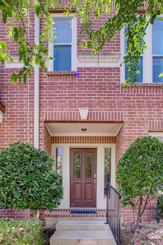 2468 Worthington St, Dallas, TX 75204 Townhouse for Rent in Dallas