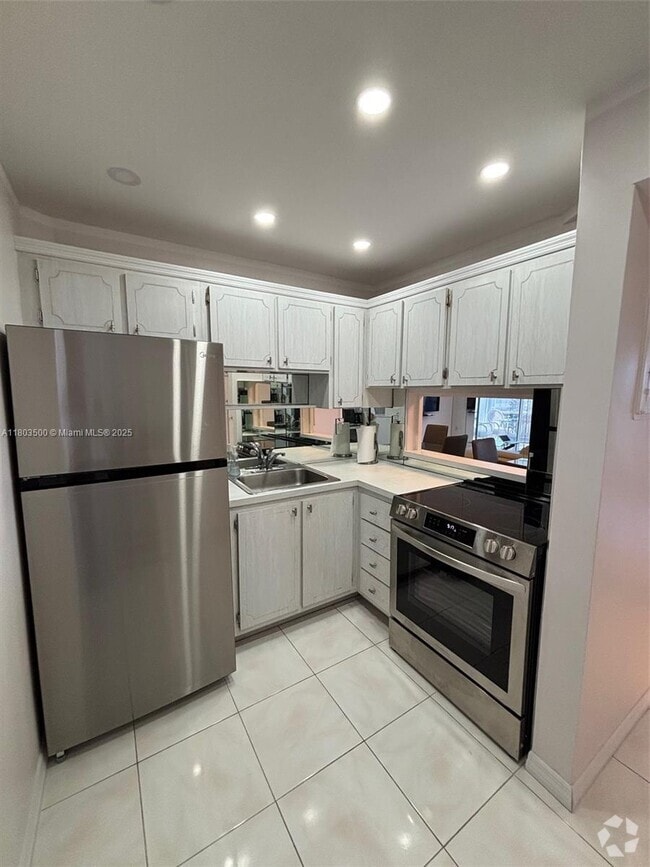 Building Photo - 2859 Leonard Dr